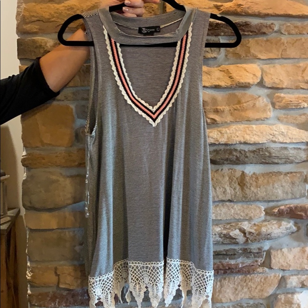 Sleeveless tank with laced bottom